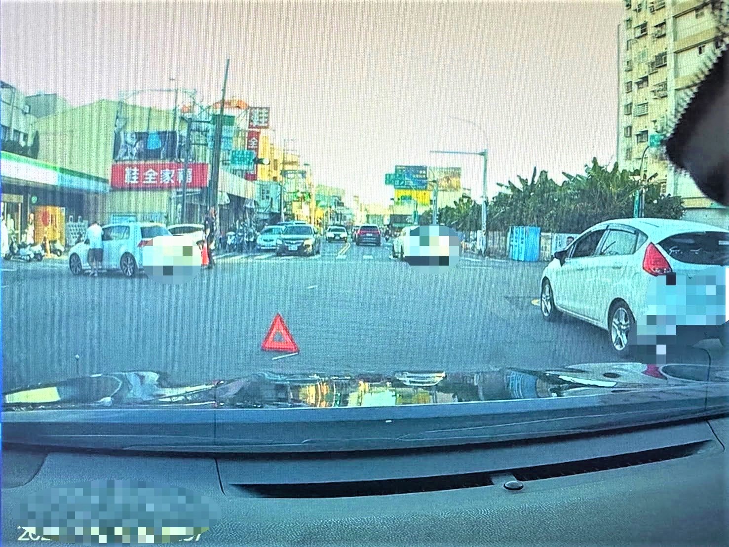 轎車拋錨卡路中　八掌警化身推車俠解危