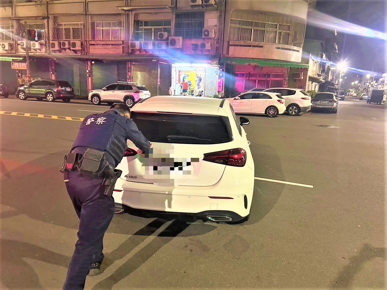 車輛熄火卡路中　竹園警協助推車俠解危機