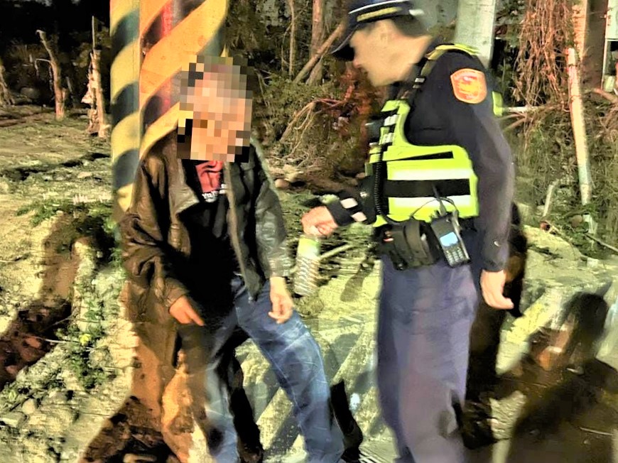 病痛坐困街頭　後湖警耐心勸說助男子返家