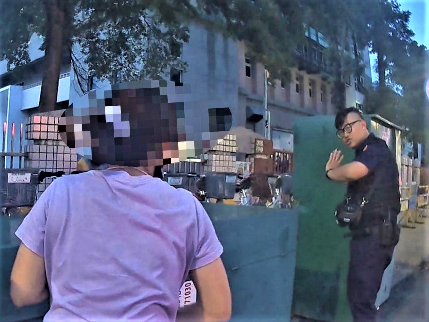 手機誤當舊衣丟　正妹急哭北興警機智救援