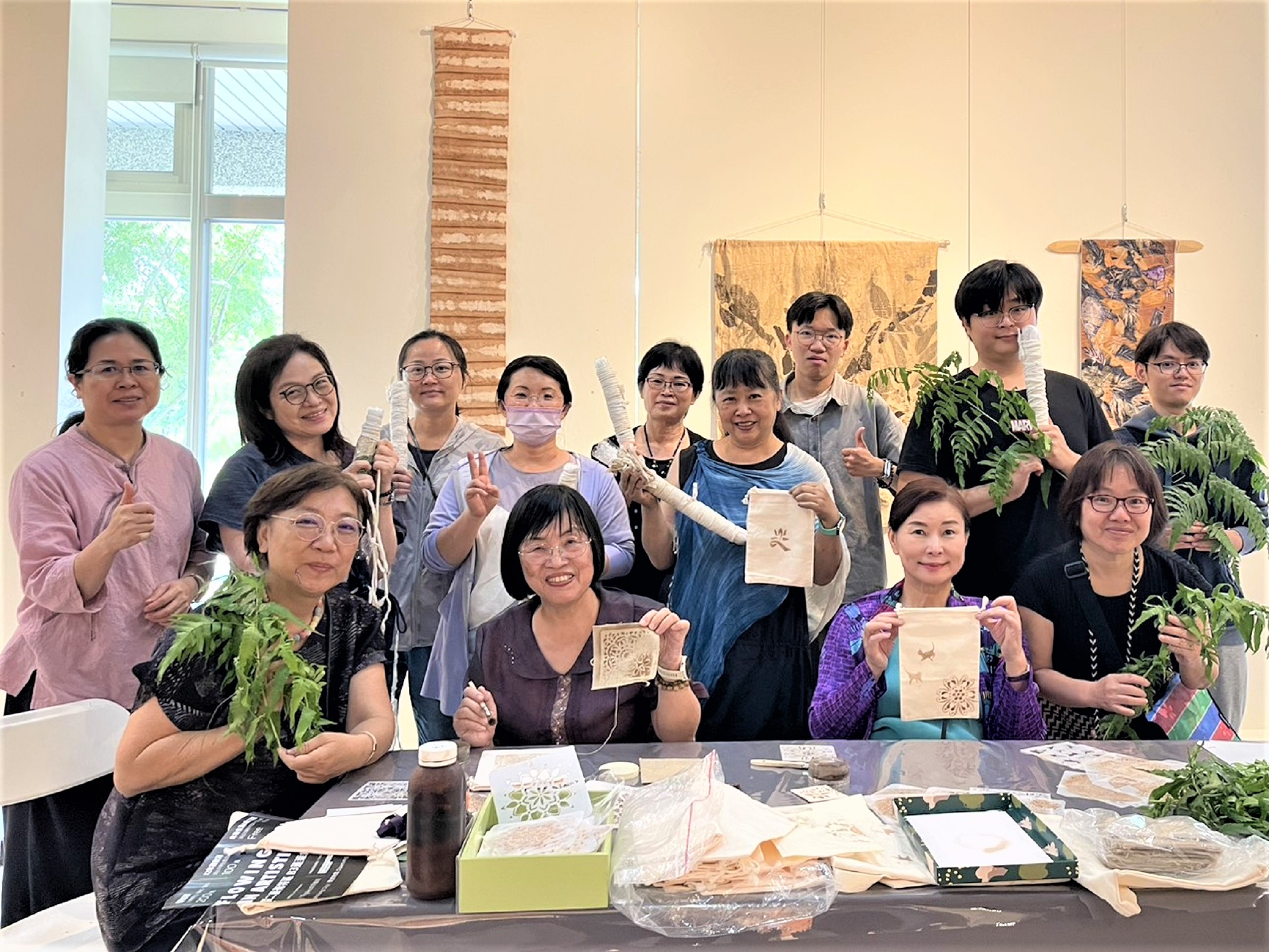 花葉移印工作坊　南華大學師生採校園落葉體驗天然染美學