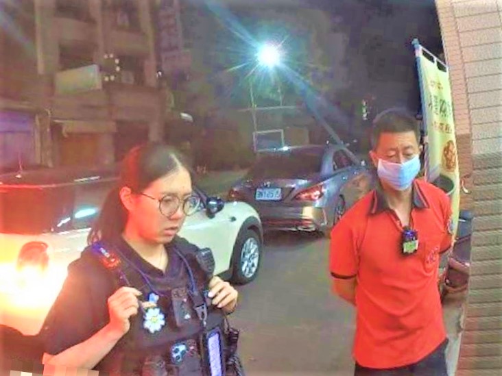 醉酒癱坐超商前　北鎮警與消及時馳援救護助女子送醫