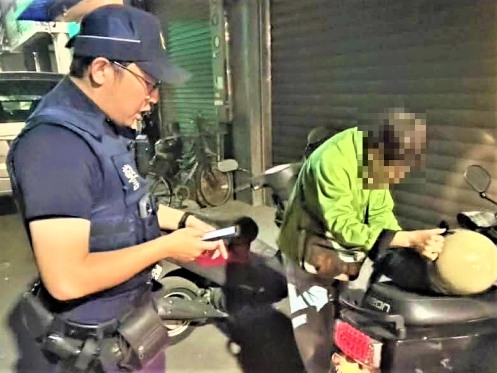 購物後找不到愛車  北門警眼尖成功助婦人尋回