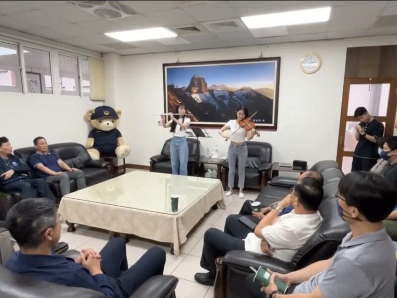 五一驚喜！竹縣警開箱「神秘局長室」音樂紅包慰勉幕後英雄