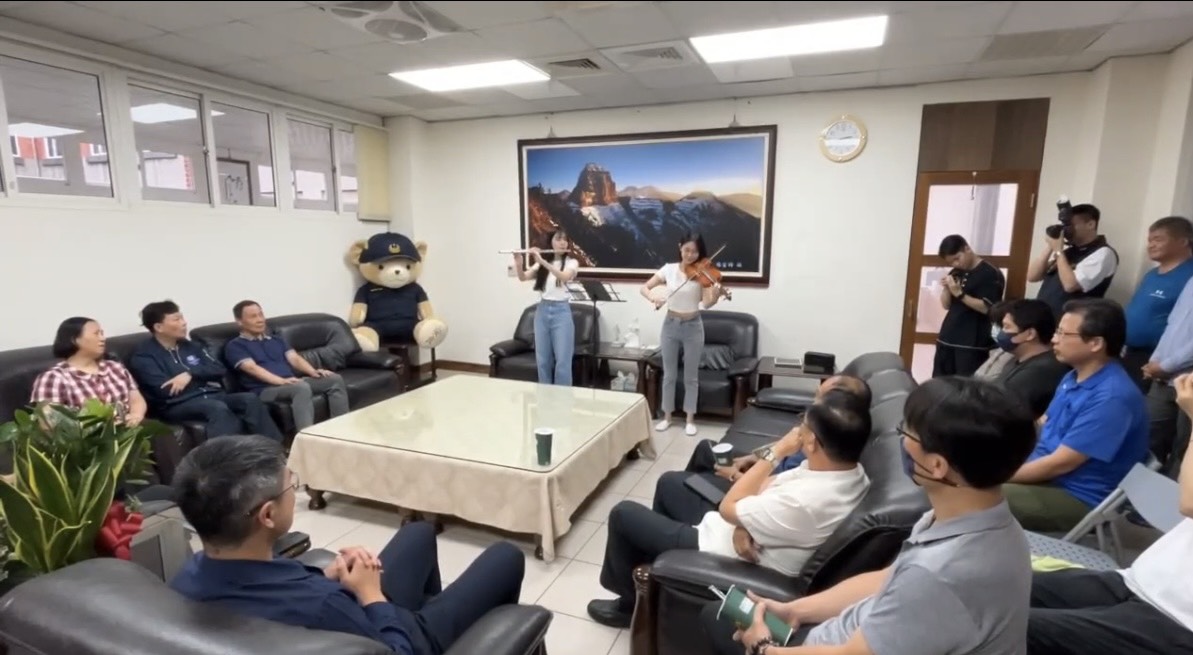 五一驚喜！竹縣警開箱「神秘局長室」音樂紅包慰勉幕後英雄