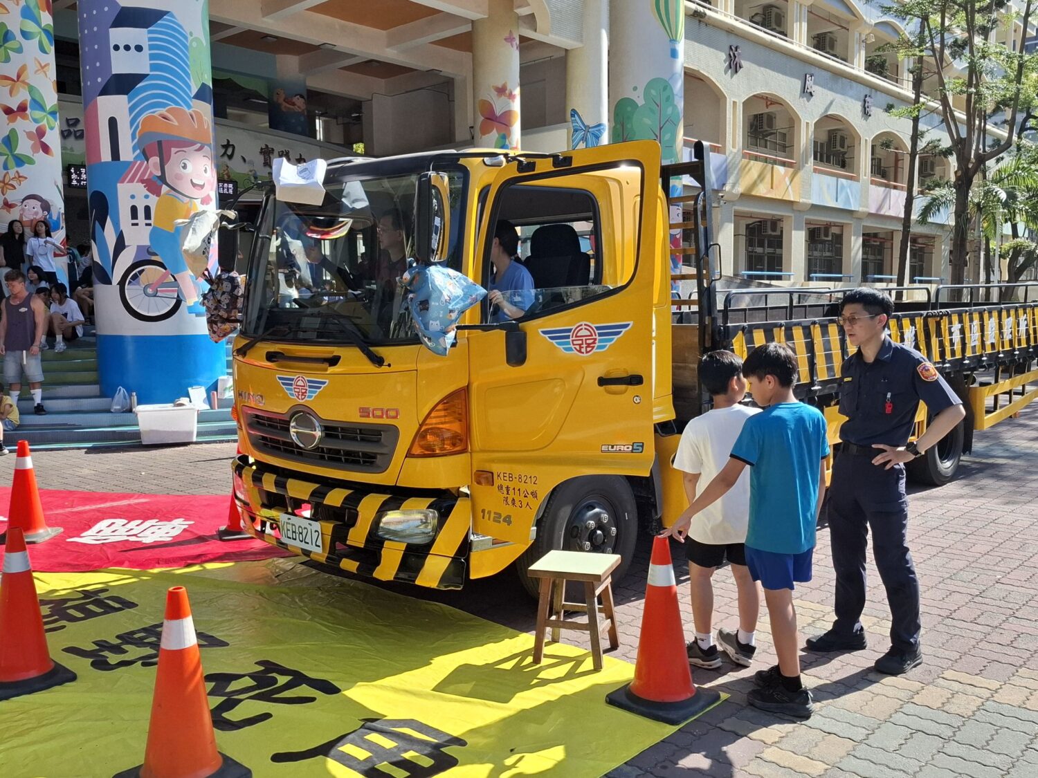 高雄市區監理所大型車開進校園　實境體驗視野死角及內輪差