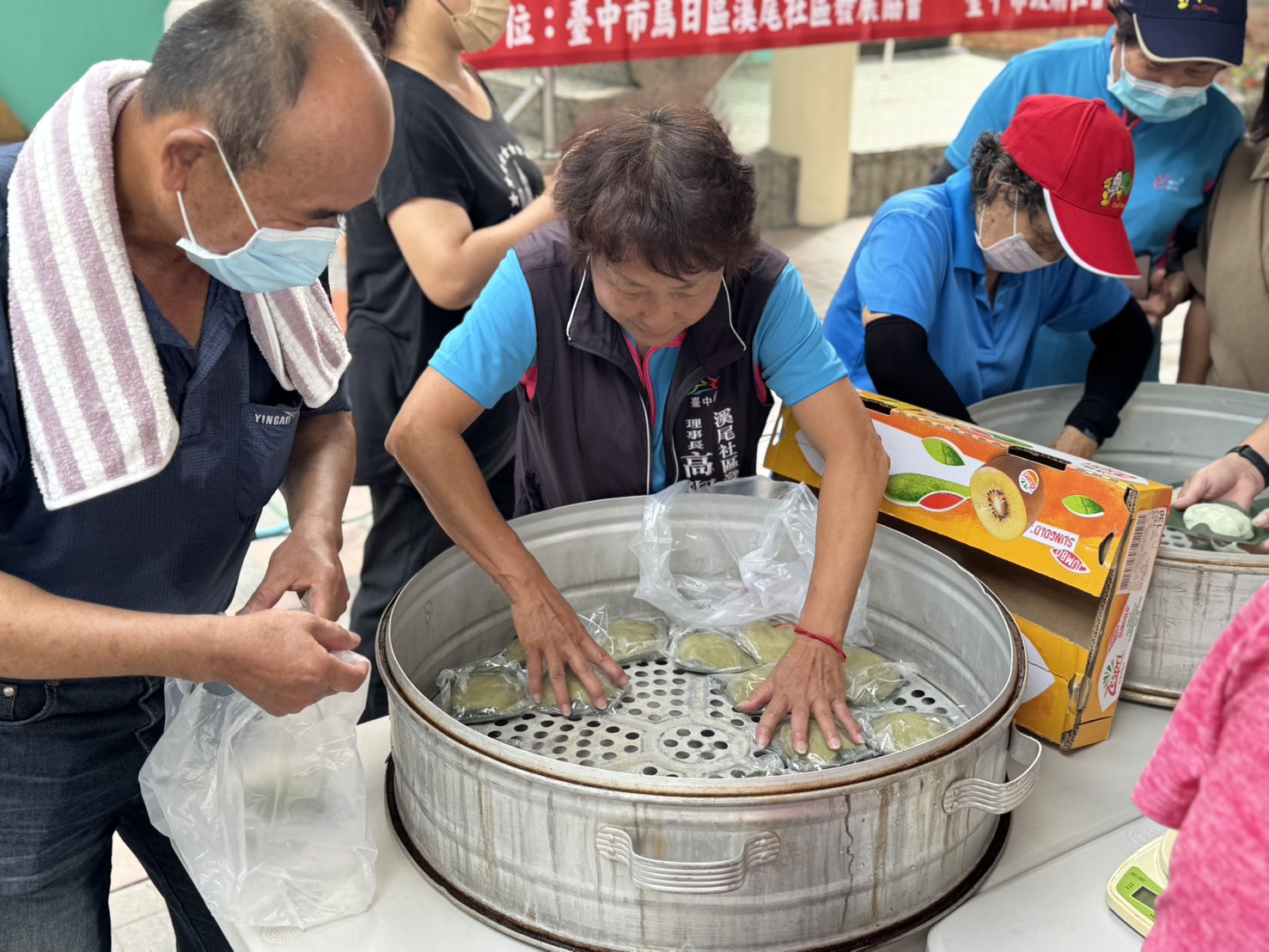 圖 溪尾社區居民體驗社區美食節製作過程 記者王偉翻攝