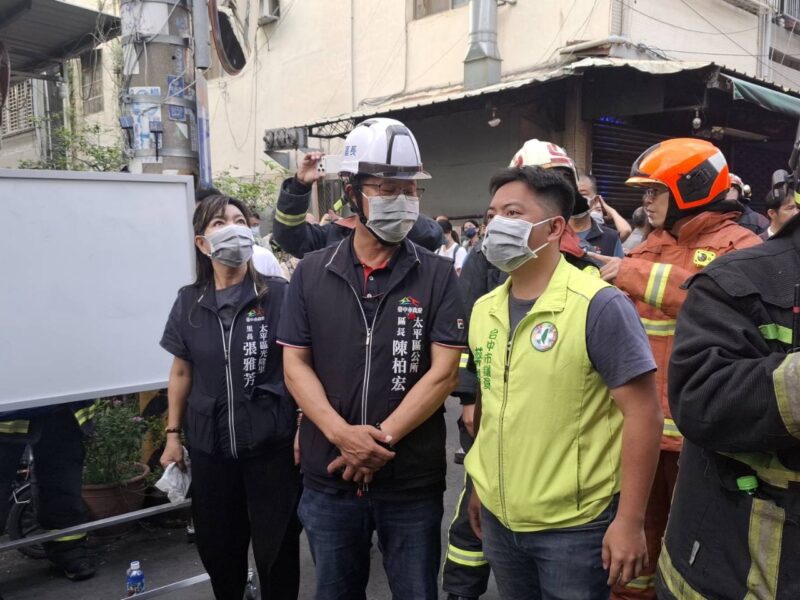 圖 市議員蔡耀頡現場關心受災情形 記者王偉翻攝